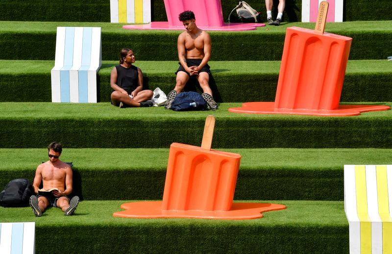 © Reuters. FILE PHOTO: People enjoy hot weather in London