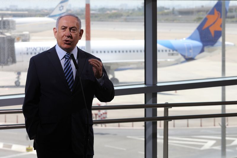 &copy; Reuters. Israeli Prime Minister Benjamin Netanyahu gestures as he gives a statement at Ben Gurion International Airport, in Lod, near Tel Aviv