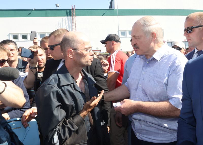 © Reuters. Belarusian President Lukashenko visits the plant of the heavy off-road vehicles manufacturer MZKT in Minsk