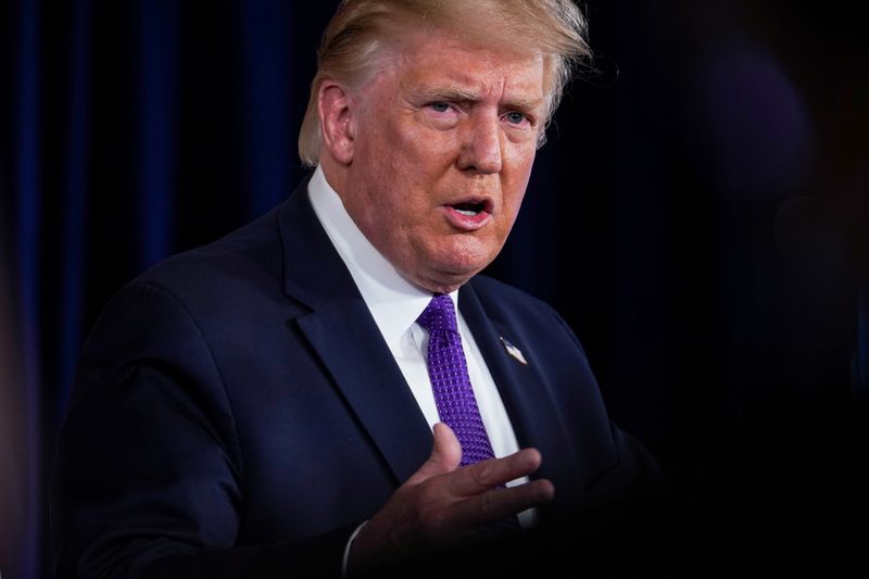 © Reuters. El presidente Donald Trump hace comentarios en la conferencia de prensa de Bedminster