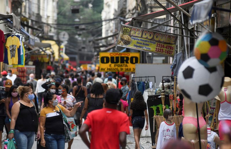 &copy; Reuters. Pessoas caminham em rua de comércio popular no Rio de Janeiro em meio à pandemia de Covid-19