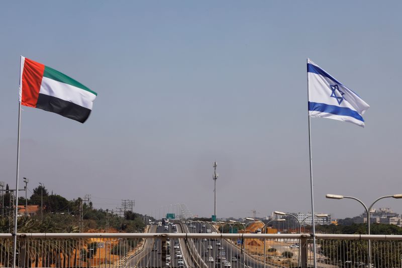 &copy; Reuters. The national flags of Israel and the United Arab Emirates flutter along a highway following the agreement to formalize ties between the two countries, in Netanya