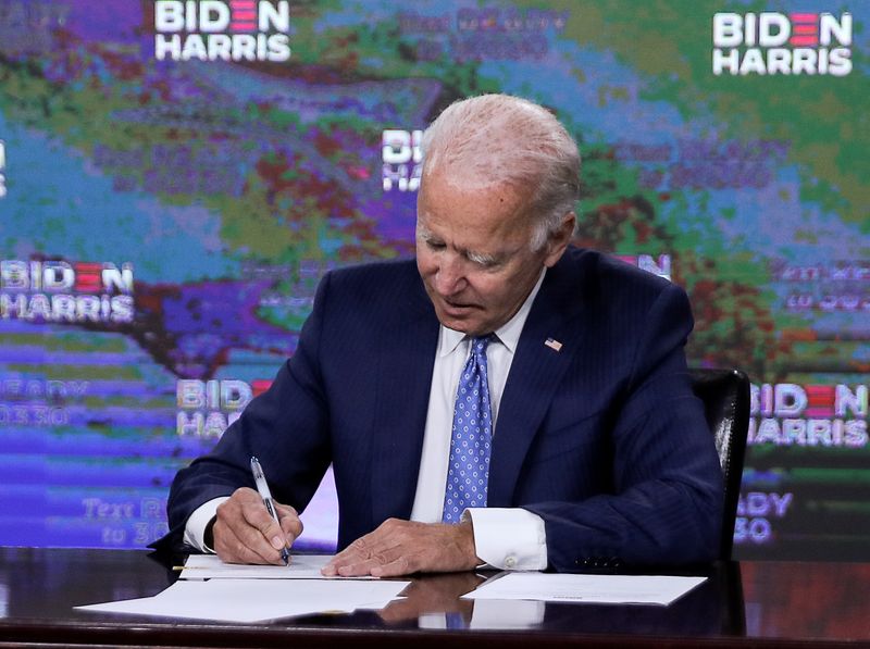 © Reuters. Democratic presidential candidate Biden and vice presidential candidate Harris sign nomination documents in Wilmington, Delaware