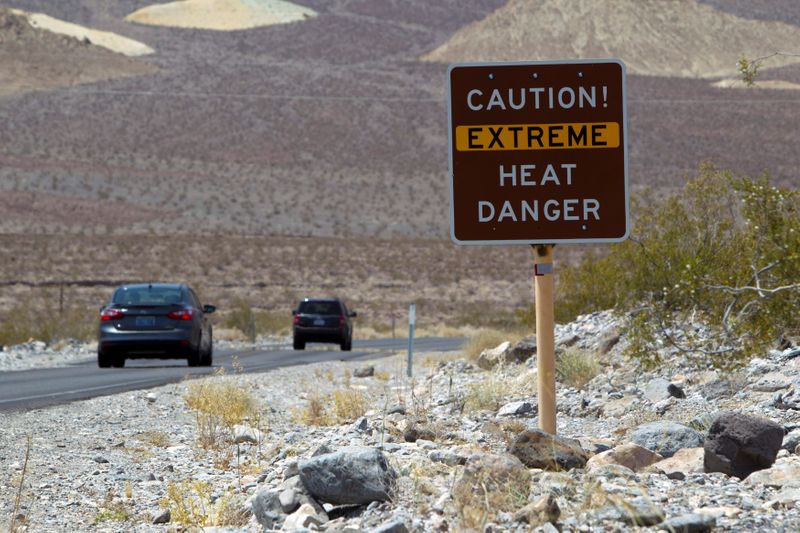 &copy; Reuters. Placa alerta para calor extremo no Parque Nacional do Vale da Morte, na Califórnia