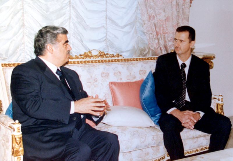 © Reuters. FILE PHOTO: Syrian President Hafez al-Assad's son Bashar meets former Lebanese prime minister Rafik al-Hariri in Damascus