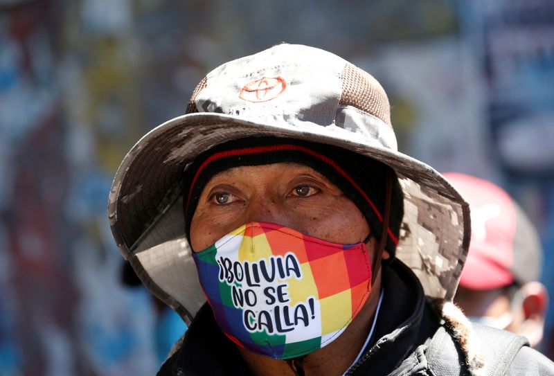 © Reuters. Manifestante participa de protesto contra a presidente da Bolívia, Jeanine Áñez, em El Alto