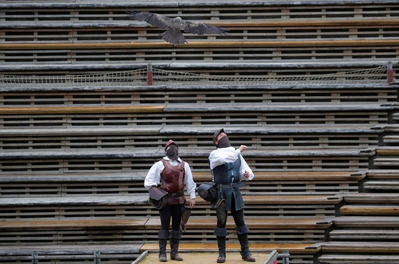 &copy; Reuters. Atores com máscaras de proteção durante ensaio no parque temátixo Le Puy du Fou, na França