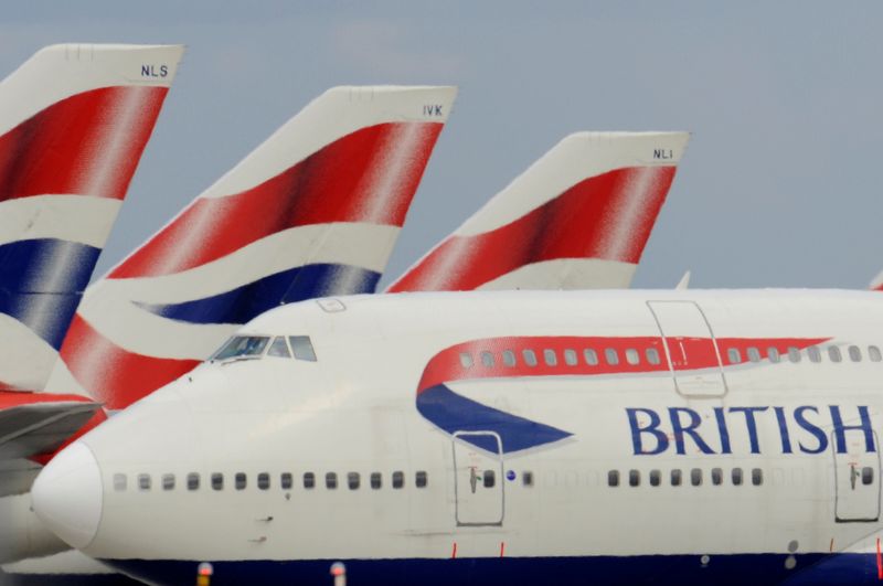 © Reuters. FILE PHOTO: British Airways aircraft at Heathrow Airport in west London