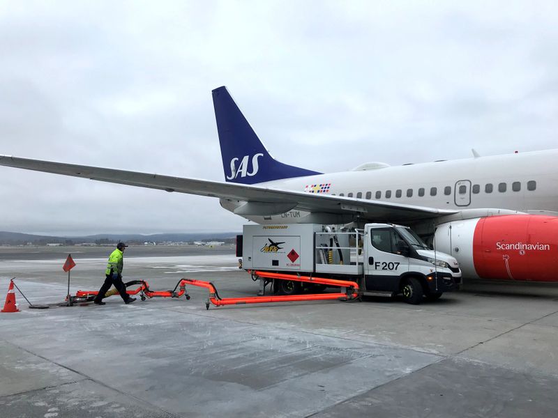 &copy; Reuters. FILE PHOTO: A Scandinavian Airlines (SAS) plane is refuelled at Oslo Gardermoen airport