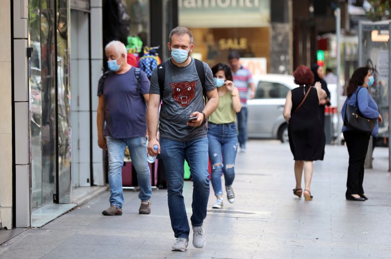 &copy; Reuters. Pessoas caminham com máscara de proteção em Beirute