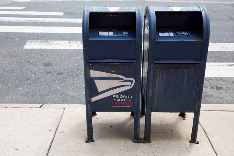 &copy; Reuters. FILE PHOTO: A U.S. Postal Service (USPS) mailbox in Philadelphia