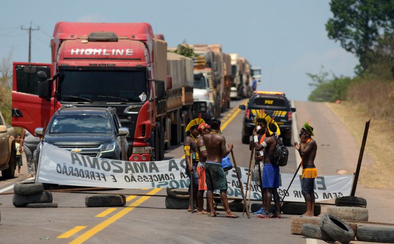 © Reuters. Bloqueio de trecho da BR-163 em Novo Progresso (PA)