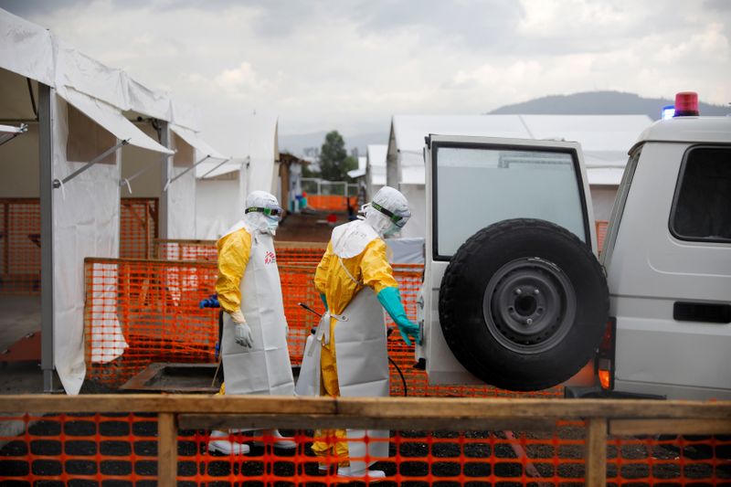 © Reuters. Agentes de saúde com roupa de proteção em instalação construída por MSF para tratar casos de Ebola em Goma