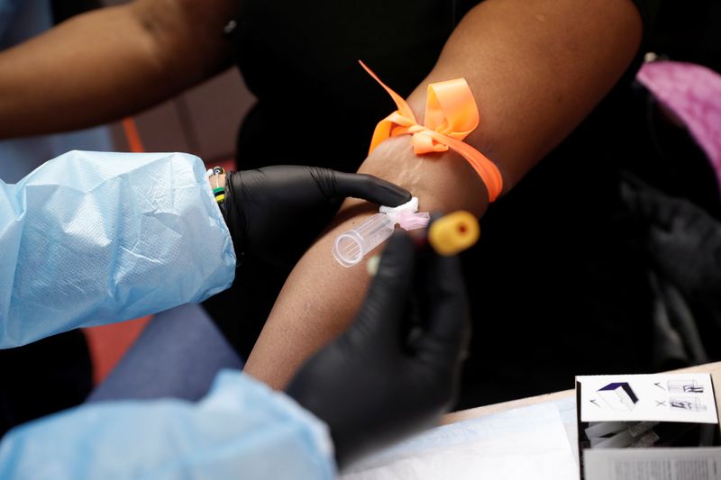 &copy; Reuters. Mulher é submetida a exame de sangue para teste de Covid-19 em Nova York