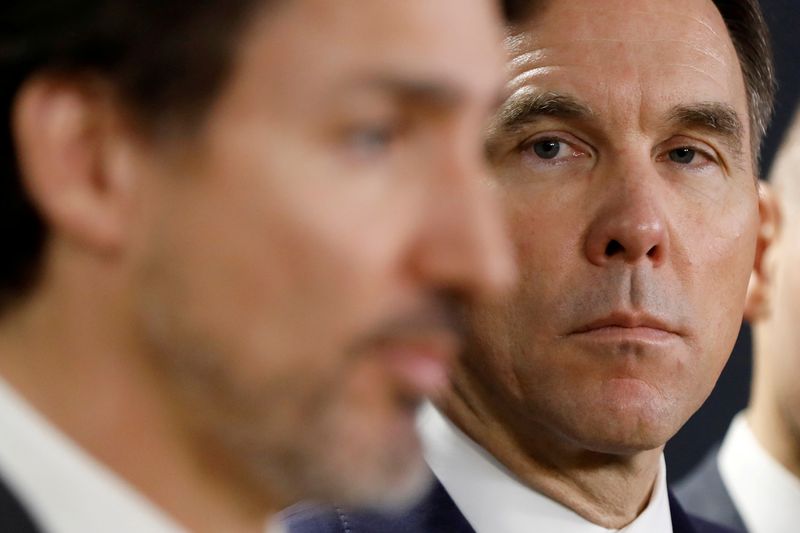 &copy; Reuters. FILE PHOTO: Canada&apos;s Minister of Finance Bill Morneau looks at Prime Minister Justin Trudeau during a press conference in Ottawa