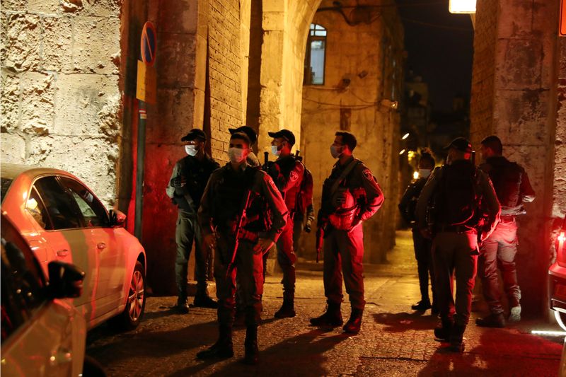 © Reuters. الشرطة: رجل يطعن شرطيا إسرائيليا قبل أن يقتله ضابط بالرصاص في القدس