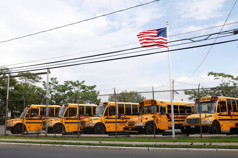 &copy; Reuters. Ônibus escolares estacionados em Nova Jersey