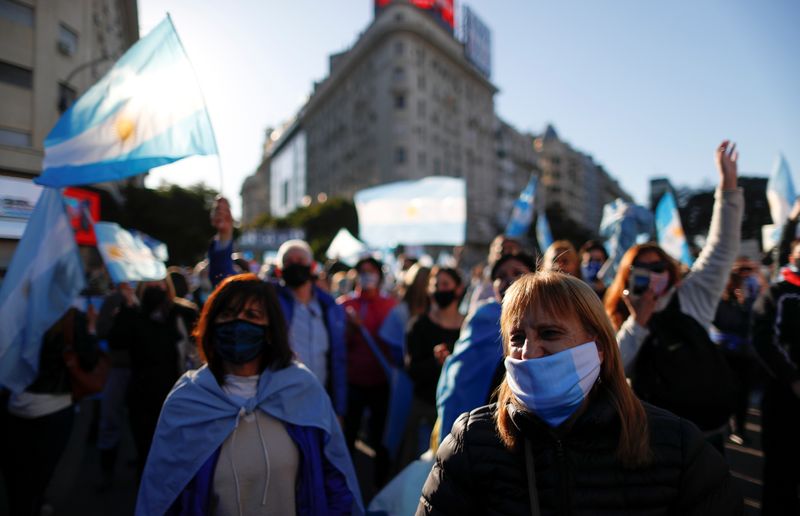 &copy; Reuters. Manifestantes argentinos protestam contra o governo de Alberto Fernández em Buenos Aires