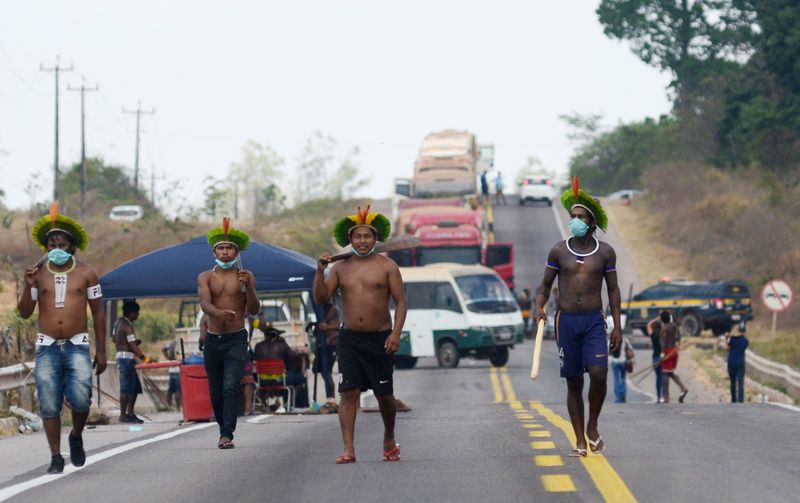 © Reuters. Bloqueio de trecho da BR-163 em Novo Progresso (PA)