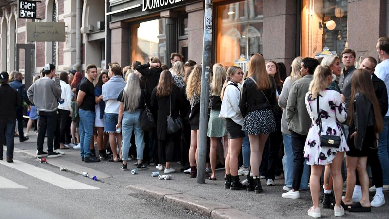 &copy; Reuters. FOTO DE ARCHIVO: Un grupo de personas hace cola a la entrada de un club nocturno en Helsinki