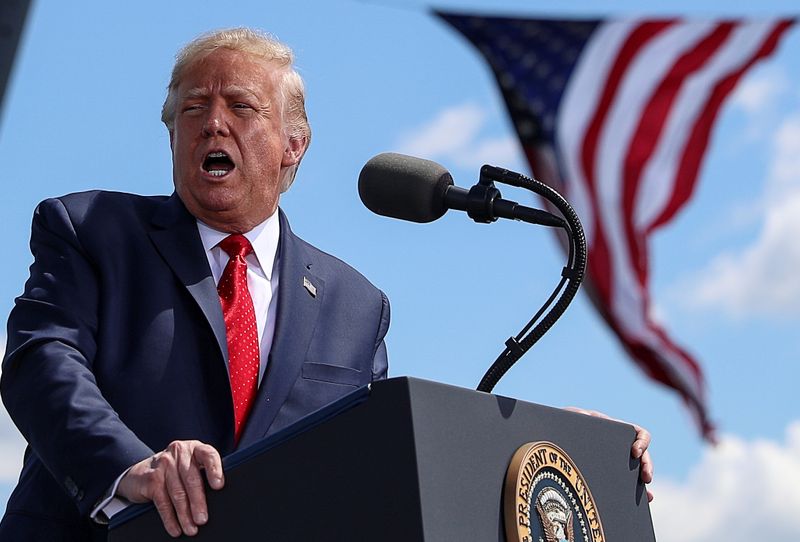 © Reuters. U.S. President Trump speaks at Mankato Regional Airport during campaign travel to Mankato, Minnesota