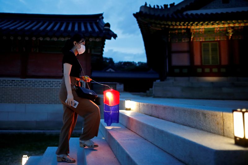 &copy; Reuters. FILE PHOTO: Visitors take a walk at Changdeok Palace, in Seoul