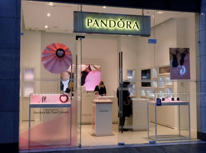 © Reuters. FILE PHOTO: A general view of the Pandora shop in Riga,