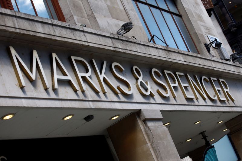 &copy; Reuters. Магазин Marks &amp; Spencer в Лондоне
