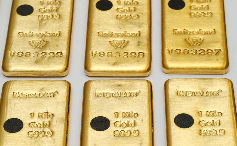 © Reuters. Золотые слитки на предприятии швейцарской компании Metalor в Марене