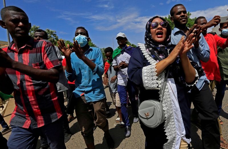 © Reuters. FILE PHOTO: Sudanese protesters march in a demonstration to mark the anniversary of a transitional power-sharing deal with demands for quicker political reforms in Khartoum