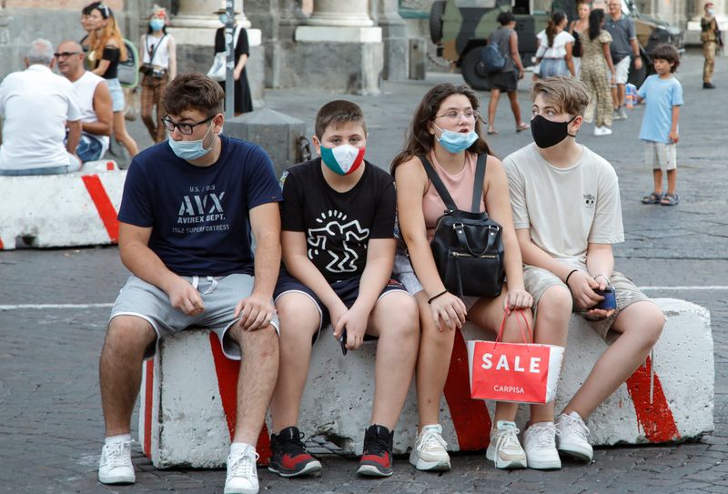 &copy; Reuters. Jovens descansam em Nápoles
