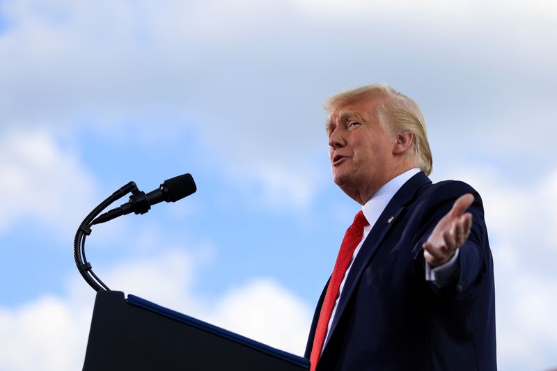 © Reuters. FILE PHOTO: U.S. President Donald Trump delivers remarks at Basler Flight Service in Oshkosh, Wisconsin