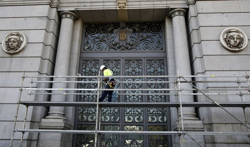 &copy; Reuters. A construction worker stands on a scaffolding at the Bank of Spain in central Madrid, Spain