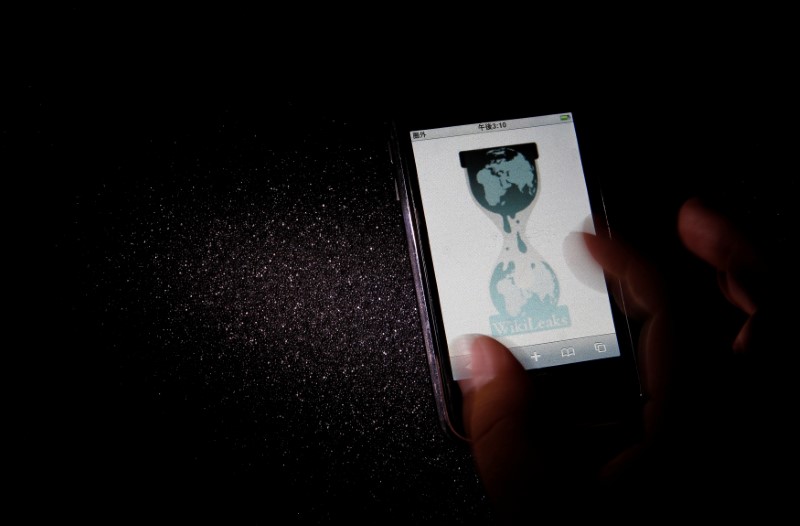 © Reuters. FILE PHOTO: Logo of the Wikileaks website is pictured on a smartphone in Tokyo