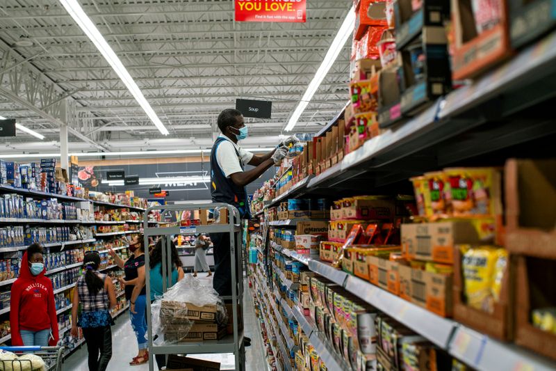 &copy; Reuters. FOTO DE ARCHIVO. Un empleado repone productos en una tienda de Walmart en North Brunswick, Nueva Jerse. Julio, 2020. REUTERS/Eduardo Munoz