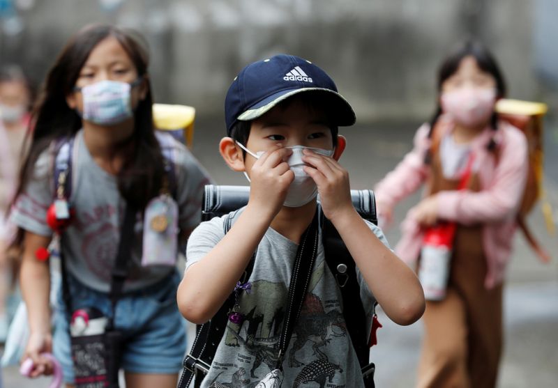 &copy; Reuters. Crianças usam máscaras de proteção durante pandemia de Covid-19 em Funabashi, no Japão