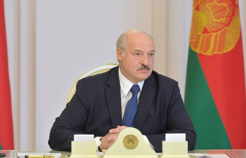 © Reuters. Belarusian President Lukashenko chairs a meeting in Minsk