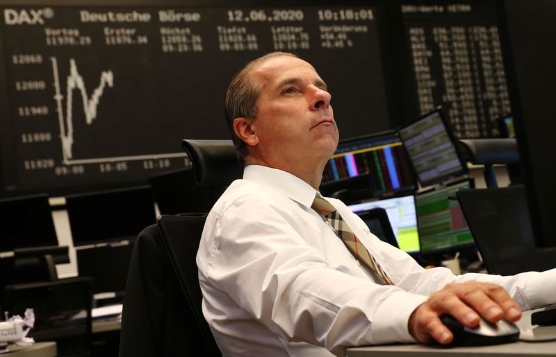 © Reuters. Operador durante sessão da bolsa de valores de Frankfurt, Alemanha