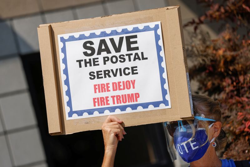 © Reuters. Supporters of the U.S. Postal Service protest cutbacks outside a postal office in San Diego