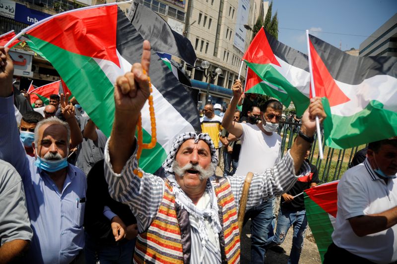 © Reuters. مفتي القدس والديار الفلسطينية يحرم الزيارات التطبيعية للقدس ومقدساتها
