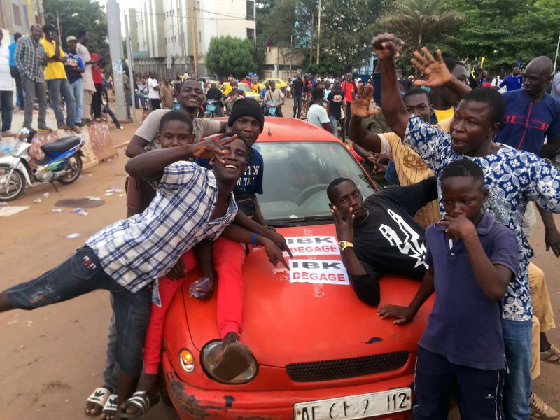 &copy; Reuters. Manifestantes de oposição ao governo do Mali comemoram notícia de motim de soldados em base militar de Katu, nos arredores de Bamako