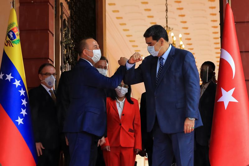 &copy; Reuters. Venezuela&apos;s President Nicolas Maduro and Turkish Foreign Minister Mevlut Cavusoglu, wearing protective masks, meet at Miraflores Palace in Caracas