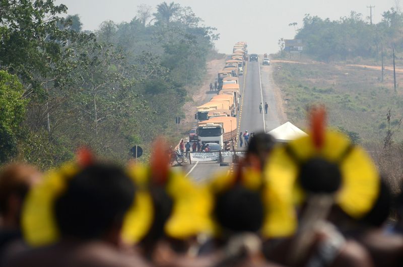 &copy; Reuters. Indígenas bloqueiam trecho da BR-163 em Novo Progresso (PA)