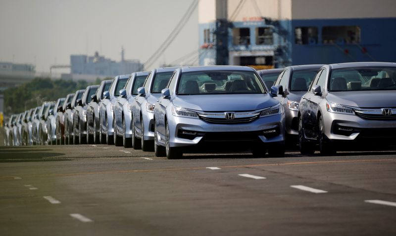 © Reuters. FILE PHOTO: Newly manufactured cars of the automobile maker Honda await export in a port in Yokohama