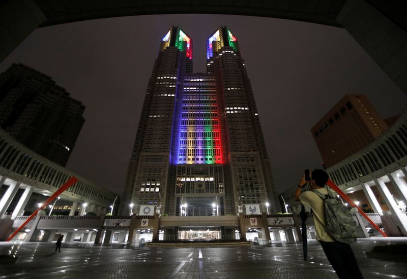 &copy; Reuters. Tokyo Metropolitan Government Office building is lit up with the Olympic symbol amid the coronavirus disease (COVID-19) outbreak, in Tokyo