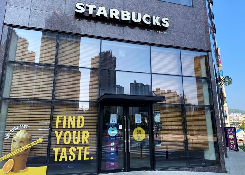 &copy; Reuters. A Starbucks cafe that has been closed temporarily due to the coronavirus disease (COVID-19) is pictured in Paju