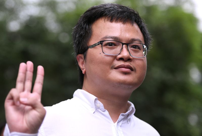 &copy; Reuters. FILE PHOTO: Anon Nampa, one of the leaders of recent anti-government protests, does a three-fingered salute after being granted a bail, outside the criminal court in Bangkok