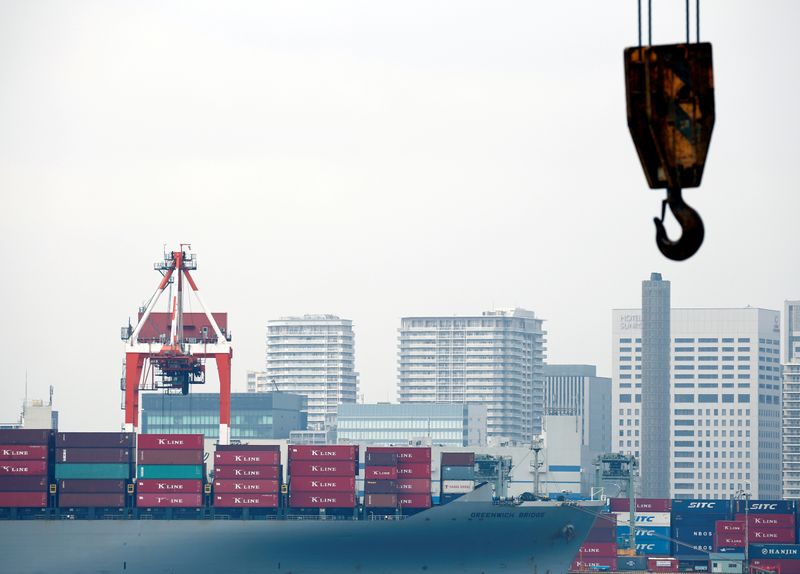 &copy; Reuters. FOTO DE ARCHIVO: Un buque de carga es fotografiado en un puerto industrial de Tokio, Japón, el 18 de agosto de 2016