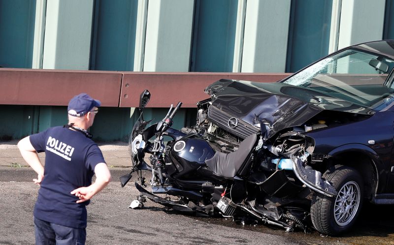 &copy; Reuters. Police officers investigate the scene of a series of allegedly deliberate car crashes in Berlin