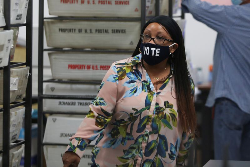 © Reuters. FILE PHOTO: Voters cast their ballots in Florida's primaries